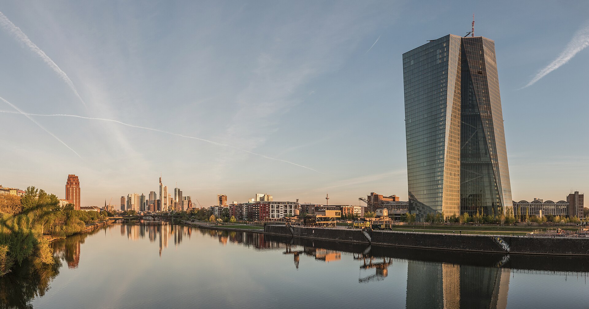 Fráncfort al amanecer: el río Meno y la torre de cristal del Banco Central Europeo.